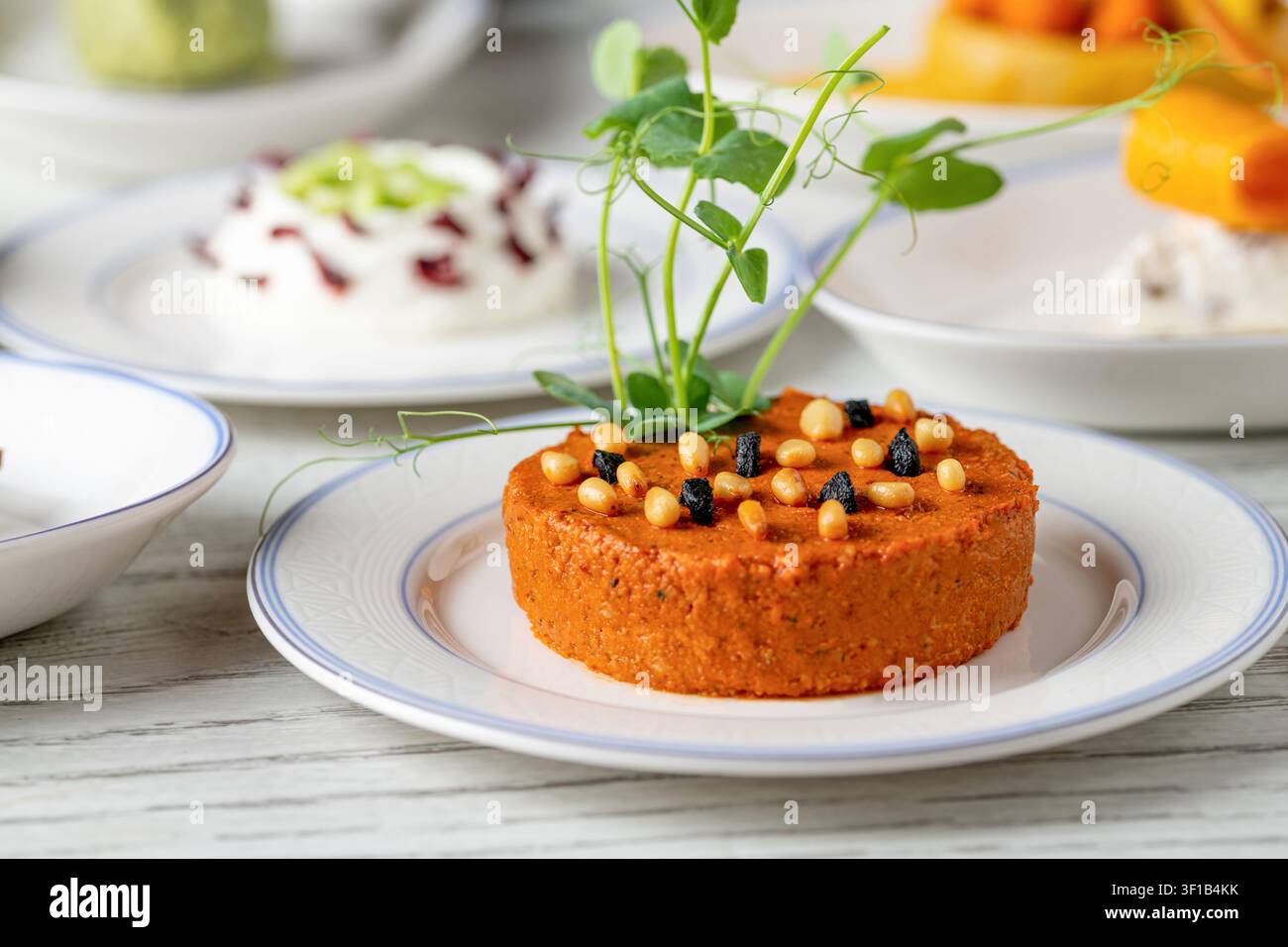 Traditioneller Muhammara-Pfeffer- und Walnussdip garniert mit Pinienkernen Stockfoto
