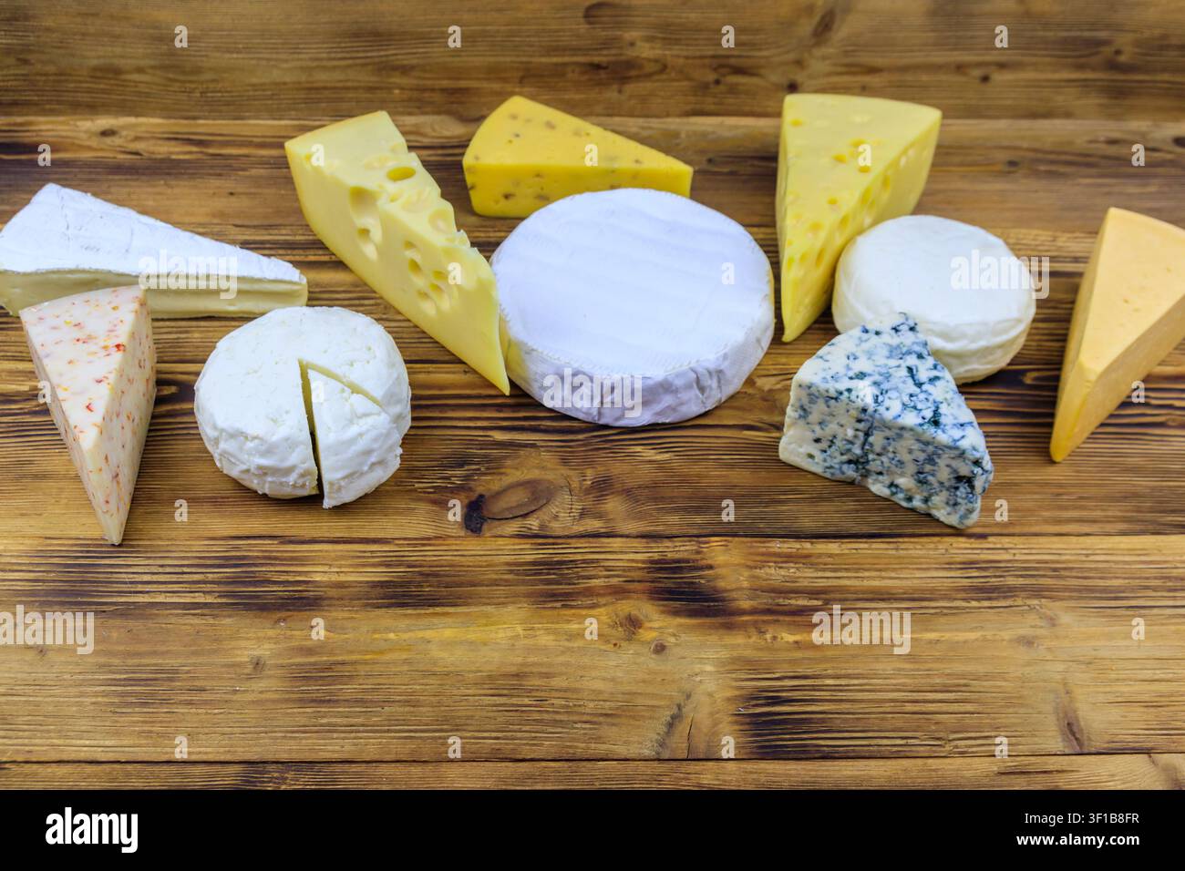 Set mit verschiedenen Käsesorten auf Holztisch Stockfoto