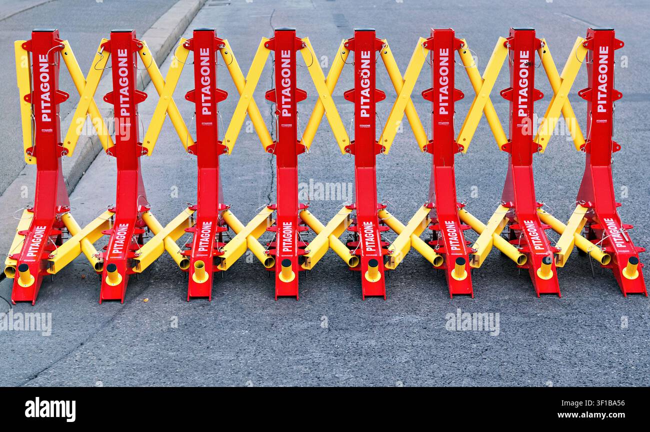 Anti-Ram-Sicherheitsbarrieren schützen den Eingang für öffentliche Veranstaltungen, Front-of-Stage-Barrieren FOS Stockfoto