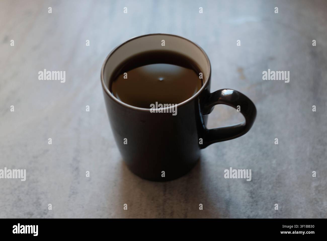 Frisch gebrühter Filterkaffee, serviert in einer Keramiktasse Stockfoto