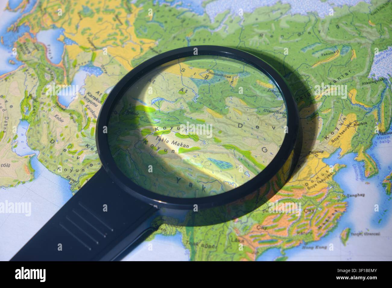 Lupe, die auf einer detaillierten geografischen Karte platziert ist Stockfoto