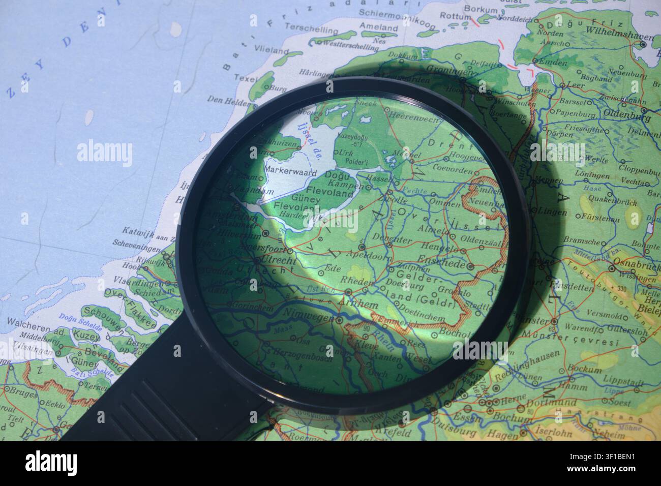 Lupe, die auf einer detaillierten geografischen Karte platziert ist Stockfoto