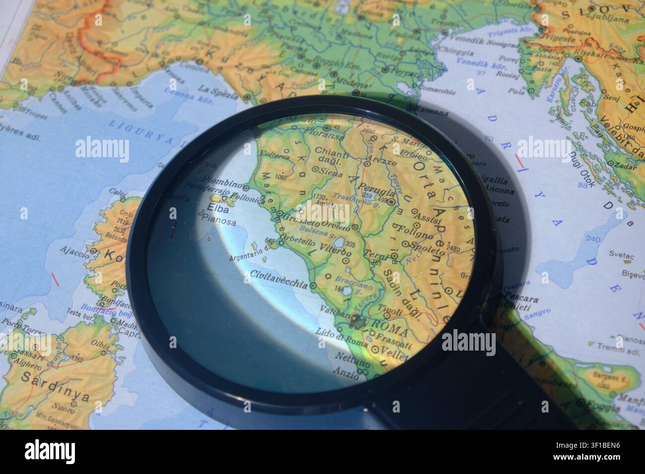 Lupe, die auf einer detaillierten geografischen Karte platziert ist Stockfoto