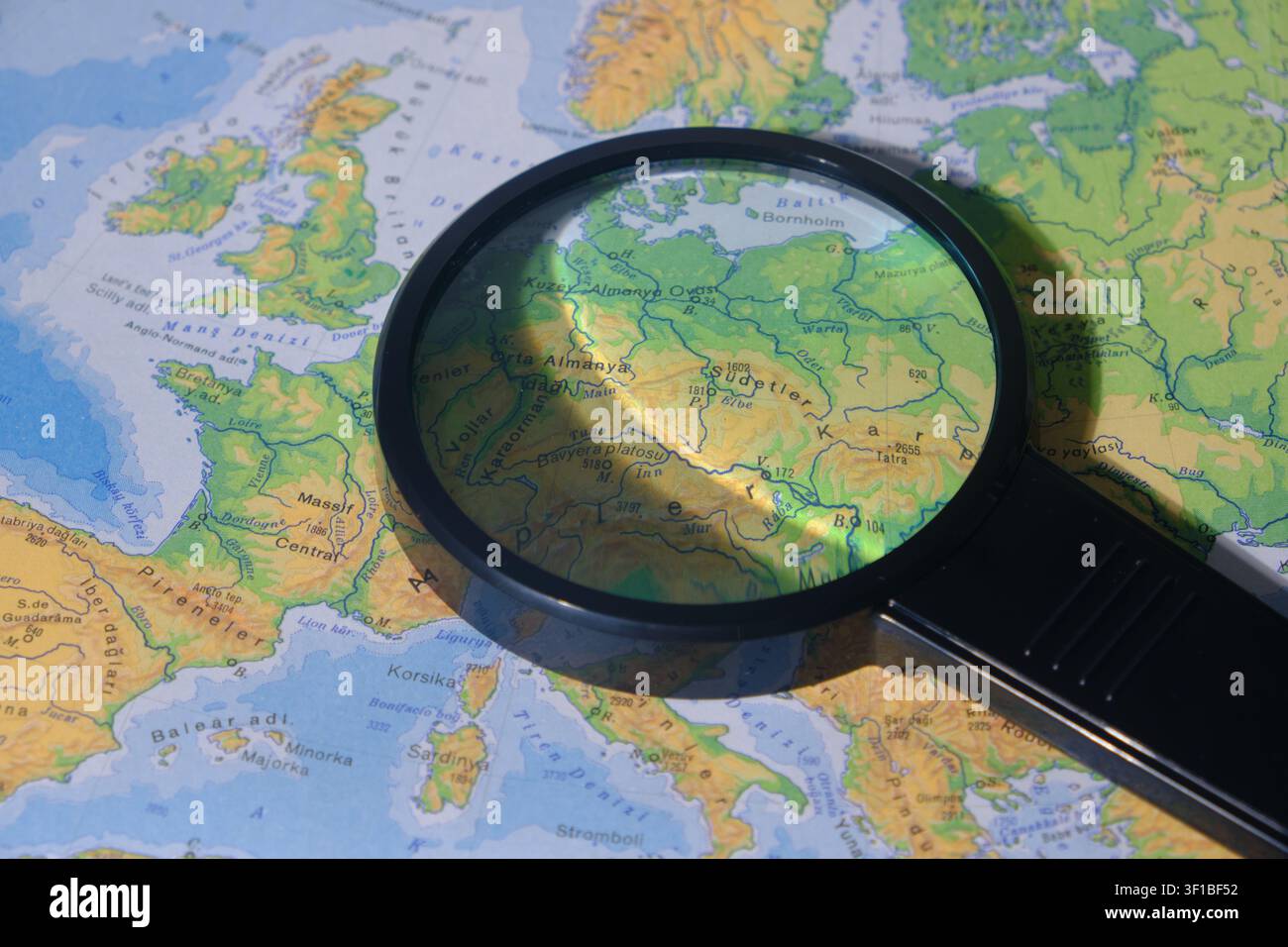 Lupe, die auf einer detaillierten geografischen Karte platziert ist Stockfoto