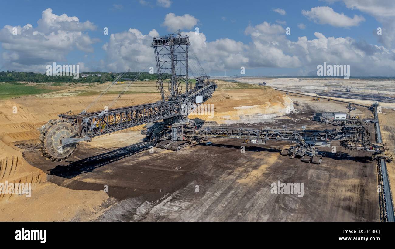 Tagebau near Aachen, Deutschland, der die weite Industrielandschaft offenbart, die fossile Brennstoffe liefert – Stromerzeugung entlang des Rheins Stockfoto