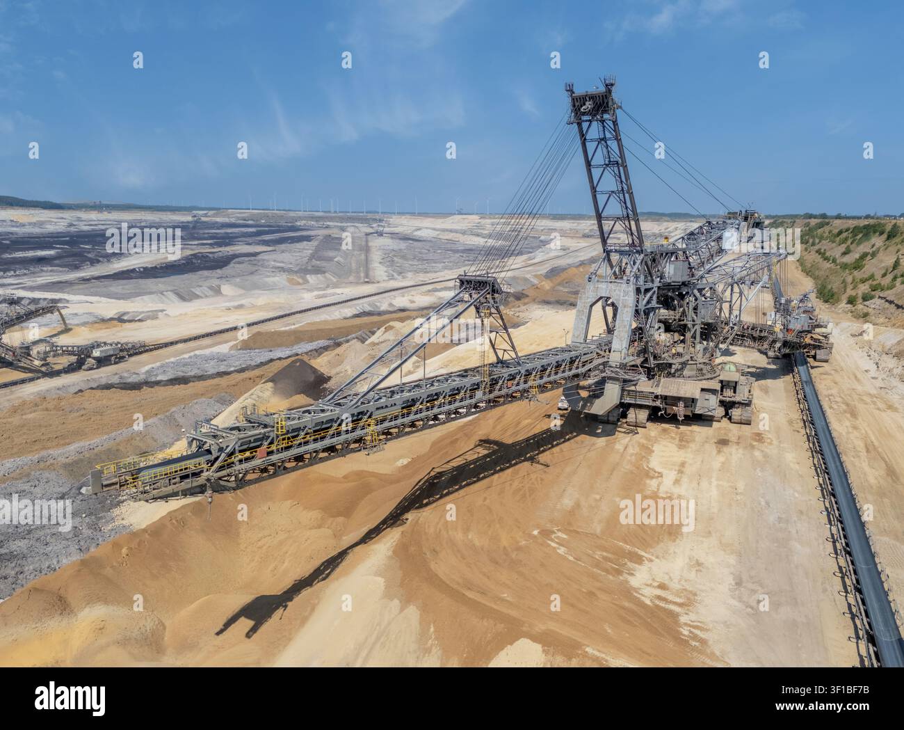 Tagebau near Aachen, Deutschland, der die weite Industrielandschaft offenbart, die fossile Brennstoffe liefert – Stromerzeugung entlang des Rheins Stockfoto