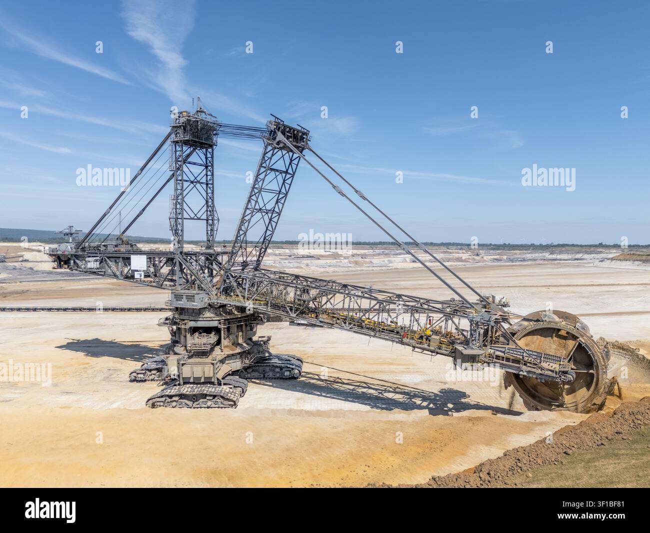 Tagebau near Aachen, Deutschland, der die weite Industrielandschaft offenbart, die fossile Brennstoffe liefert – Stromerzeugung entlang des Rheins Stockfoto