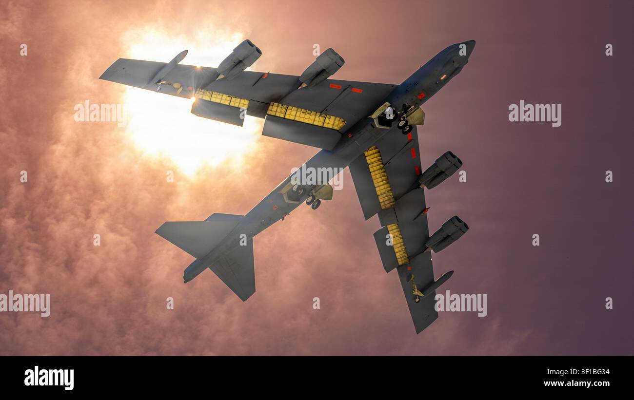 Eine B-52H Stratofortress, die der 419th Flight Test Squadron auf der Edwards Air Force Base, Kalifornien, zugeordnet ist, startet zu einer abendlichen Testmission über der Stockfoto