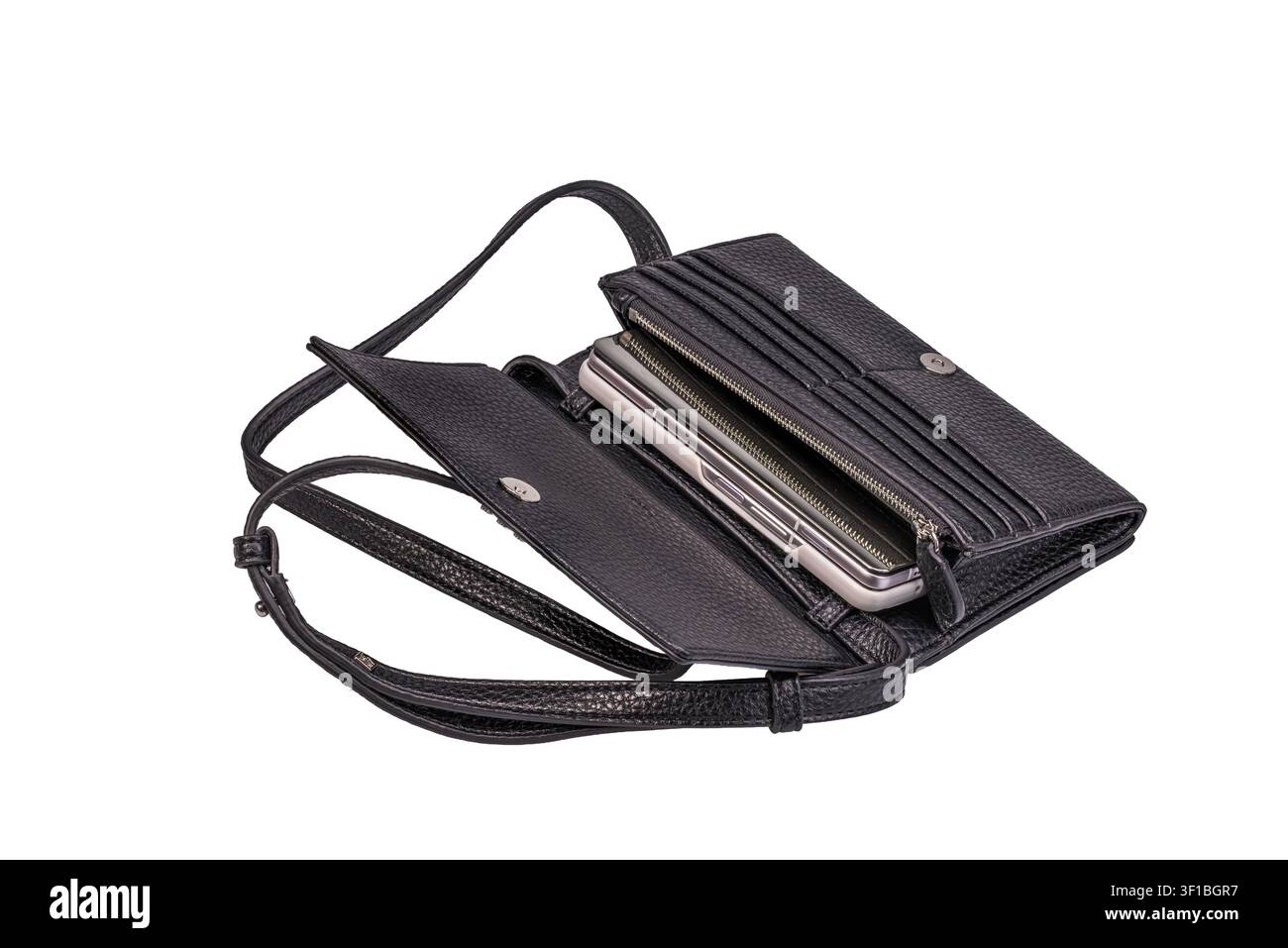 Nahaufnahme einer DKNY schwarzen Leder-Smartphone-Umhängetasche mit Telefon im Inneren, isoliert auf weißem Hintergrund. Schweden. Stockfoto