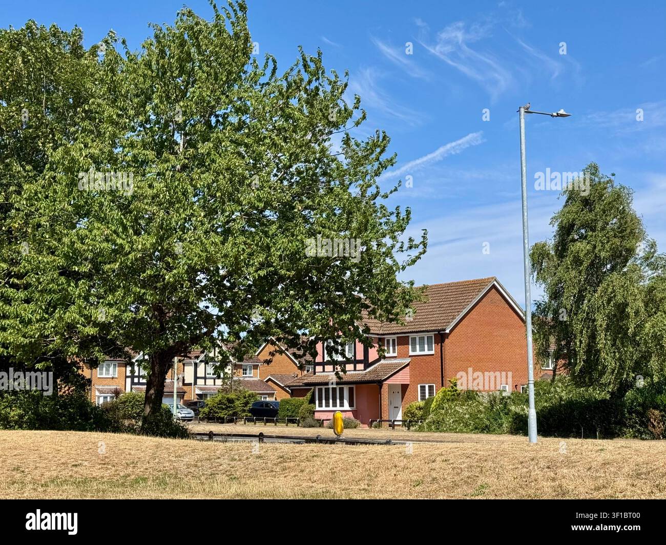 Kesgrave, Suffolk, UK - 12. Juli 2026 : Mock-Tudor-Modernhaus in der Grange-Farm-Siedlung. Stockfoto