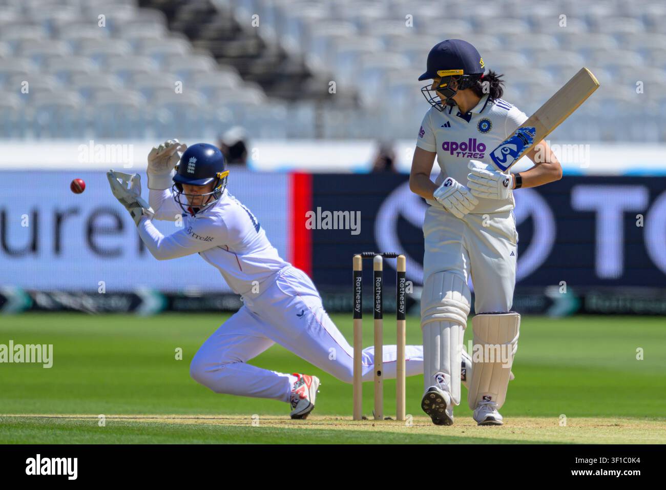 London, UK. 12. Juli 2026. LONDON, ENGLAND 12. JULI – Amy Jones aus England gibt 4 Byes nach einem fehlgeleiteten Wurf während des 3. Spieltags des Rothesay-Testspiels zwischen England und Indien am Lord's Cricket Ground am 12. Juli 2026 in London, England ab. (Foto von Keeran Marquis/Sports Press Photo) Credit: SPP Sport Press Photo. /Alamy Live News Stockfoto