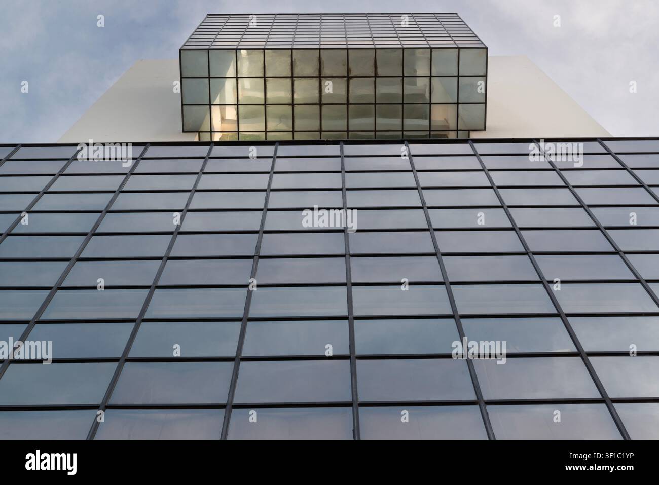 Froschaugenansicht des Seeverkehrskontrollturms von A Coruña, Galicien, Spanien Stockfoto