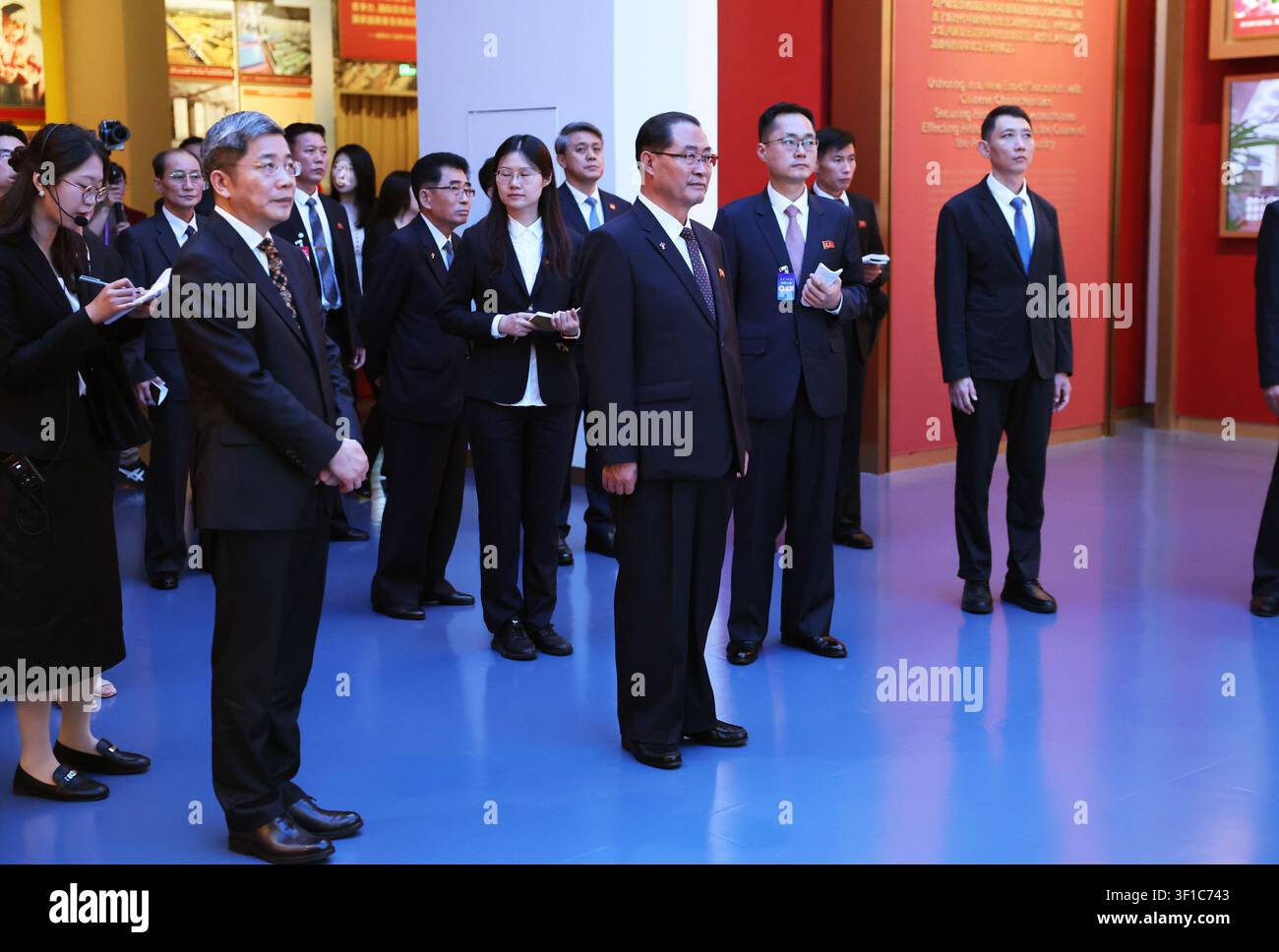 Peking, China. 12. Juli 2026. Pak Thae Song, Premierminister des Kabinetts der Demokratischen Volksrepublik Korea (DVRK), außerdem Mitglied des Präsidiums des Politbüros des Zentralkomitees der Kommunistischen Partei Koreas und Vizepräsident der Staatsratskommission der DVRK, besucht das Museum der Kommunistischen Partei Chinas in Peking, der Hauptstadt Chinas, am 12. Juli 2026. Pak führte eine Parteidelegation und eine Regierungsdelegation, um China von Freitag bis Sonntag einen offiziellen Besuch abzustatten. Credit: Lu Ye/Xinhua/Alamy Live News Stockfoto