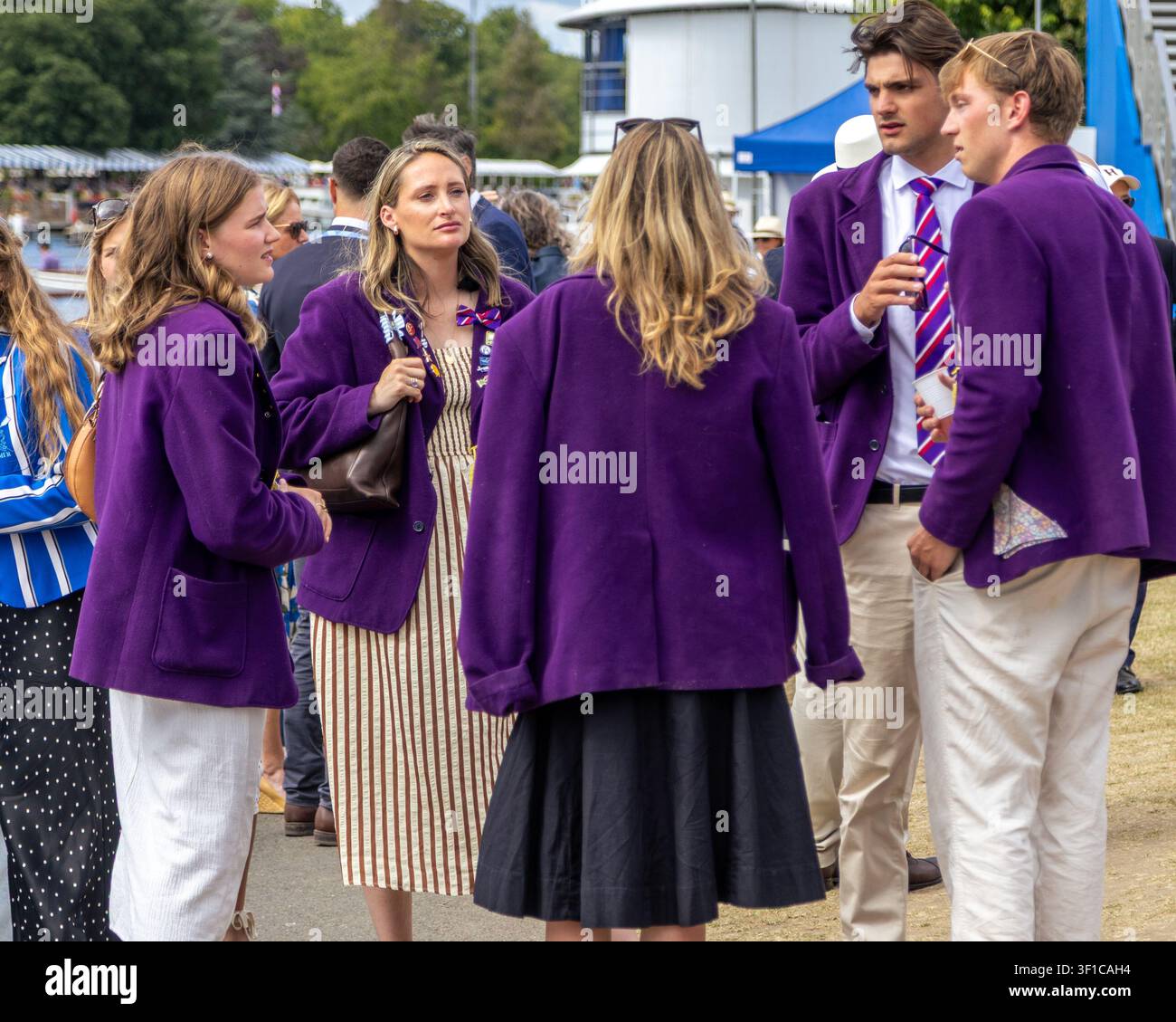 Ruderteamsupporter bei der Henley Royal Regatta in lila Blazer gekleidet Stockfoto