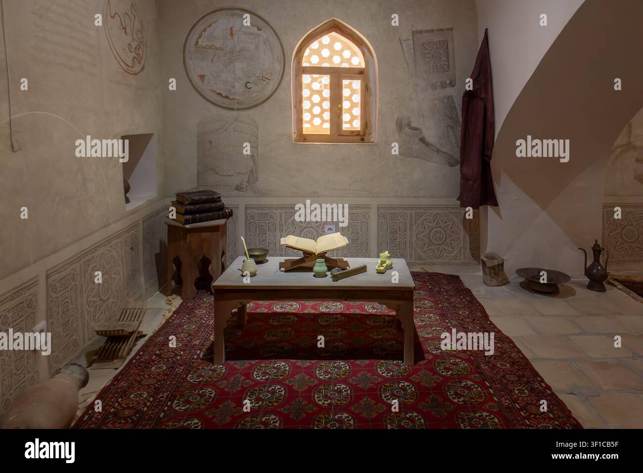 Eine Rekonstruktion einer traditionellen Hujra (Wohnquartier) innerhalb der Ichan-Kala-Festung in Chiwa, Usbekistan. Stockfoto