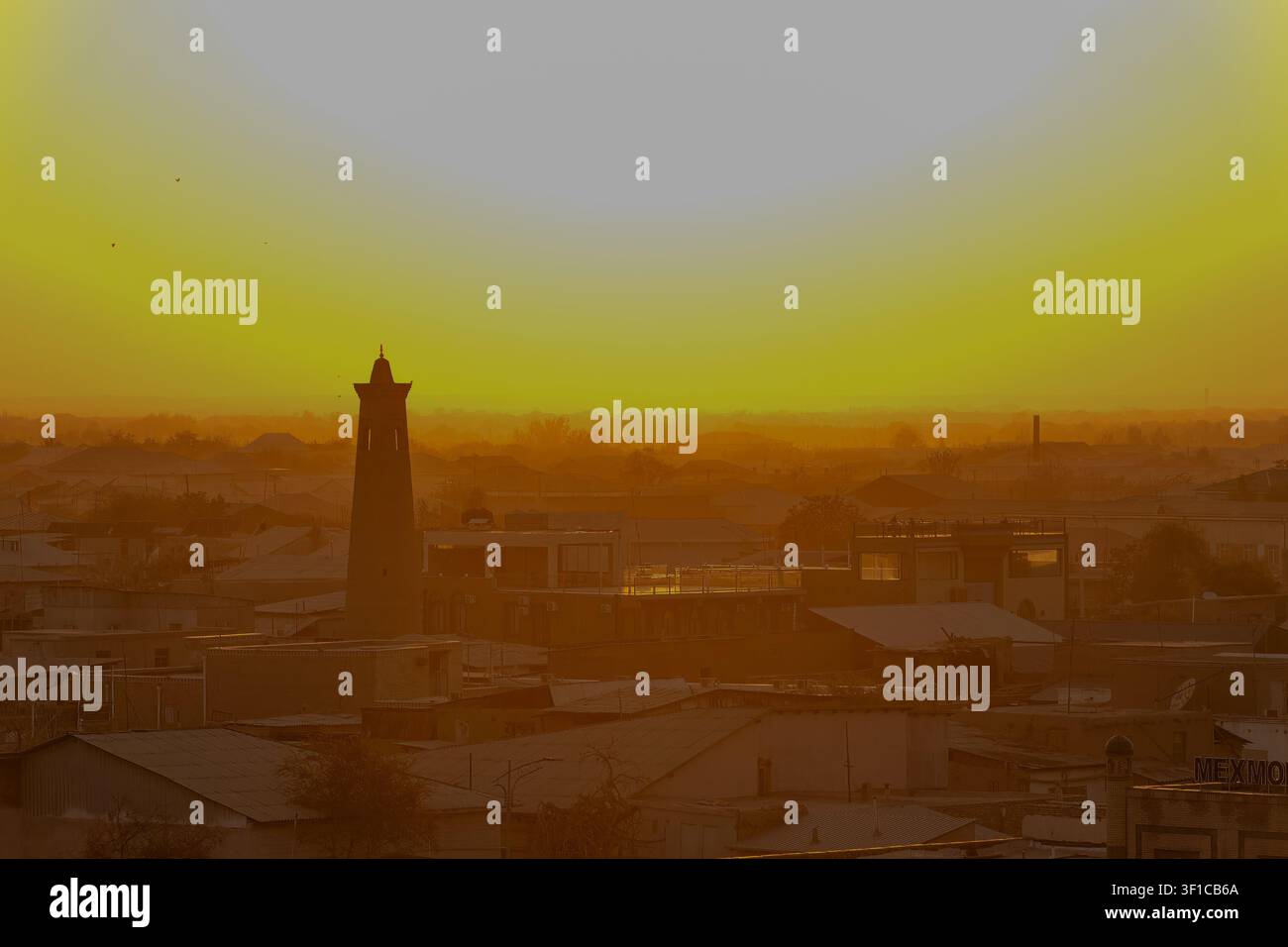 Sonnenuntergang über der historischen Stadt Chiva in Usbekistan. Architektur: Das auf dem Bild sichtbare Minarett ist das von Islam Khoja oder Bikajan Bika. Stockfoto