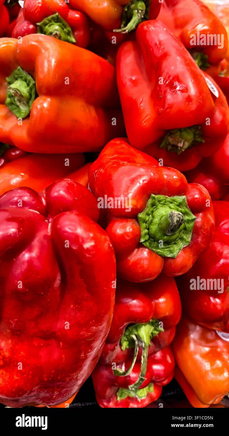 Eine Ladenauslage mit leuchtend roten Paprika Stockfoto