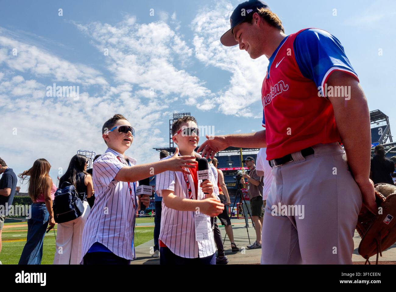 Philadelphia, Vereinigte Staaten. 12. Juli 2026. Jamie Arnold von der American League wird von Cooper und Thomas Carter von Twin Stripe Reporters, einem Kinder-Social-Media-Programm, vor dem MLB-Futures-Baseballspiel während des All-Star-Wochenendes interviewt, Sonntag, 12. Juli 2026, in Philadelphia, Pennsylvania. Foto von Laurence Kesterson/UPI Credit: UPI/Alamy Live News Stockfoto