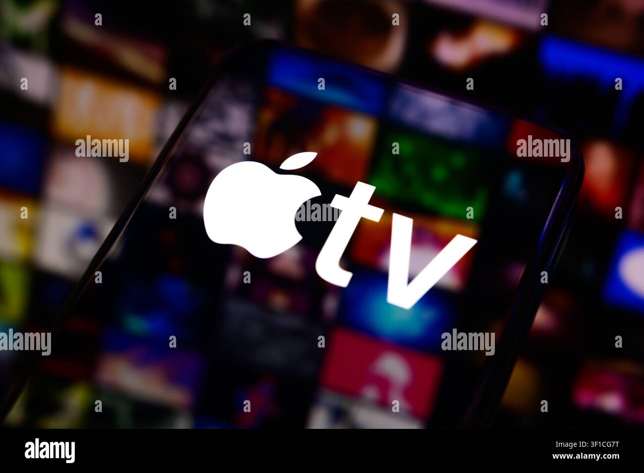 Paris, Frankreich – 12. Juli 2026: Das Apple TV-Logo wird auf einem Smartphone-Bildschirm angezeigt. Stockfoto