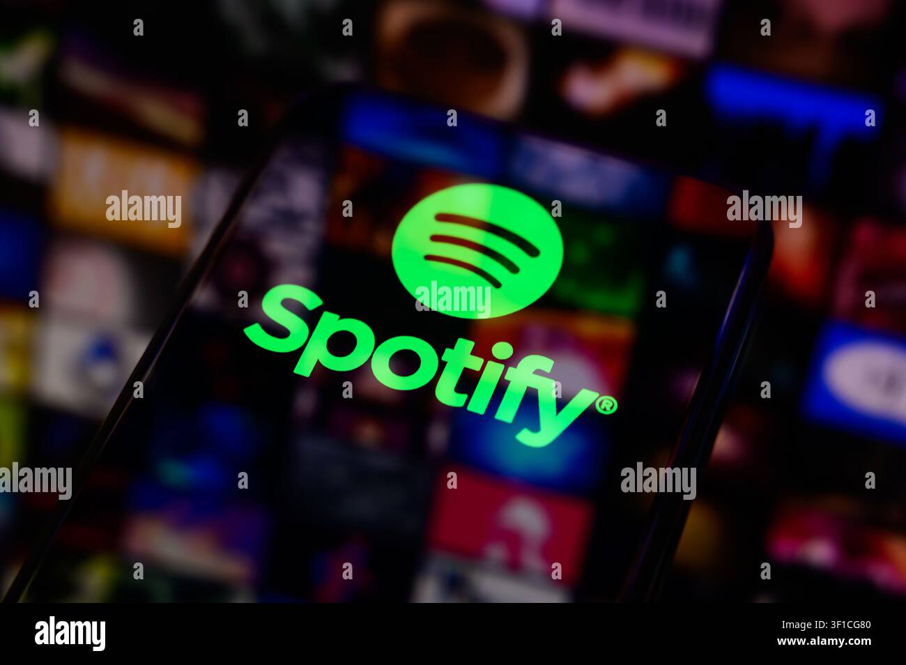 Paris, Frankreich – 12. Juli 2026: Das grüne Spotify-Musik-Streaming-Anwendungslogo, das auf einem Telefon angezeigt wird. Stockfoto