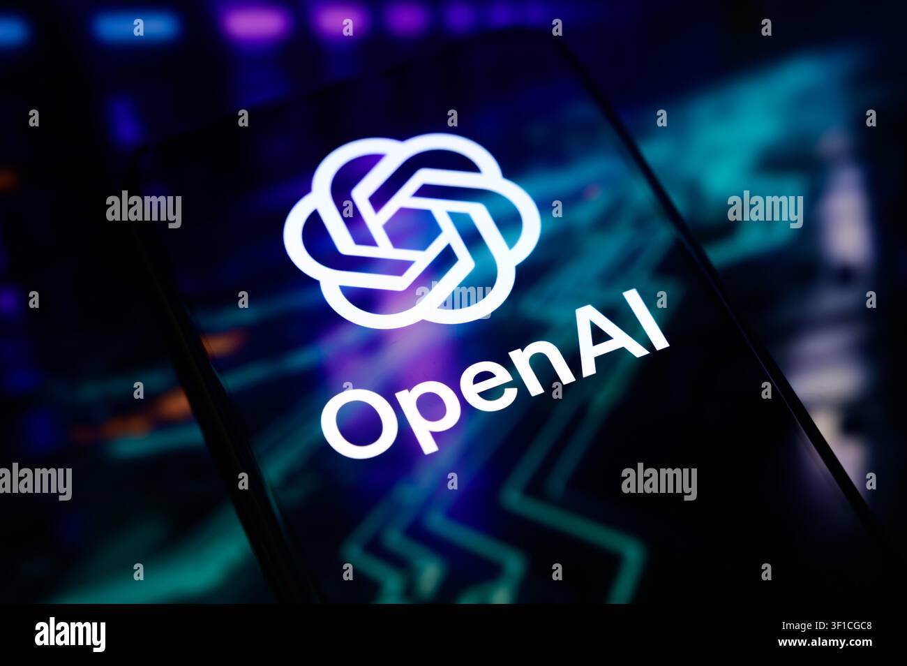 Paris, Frankreich - 12. Juli 2026: Das weiße OpenAI-Spirallogo leuchtet auf einem dunklen Smartphone-Bildschirm. Stockfoto