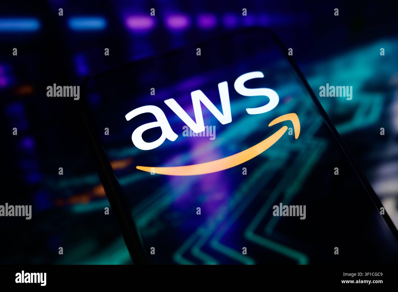 Paris, Frankreich - 12. Juli 2026: Das Amazon Web Services (AWS)-Logo auf einem Handydisplay. Stockfoto