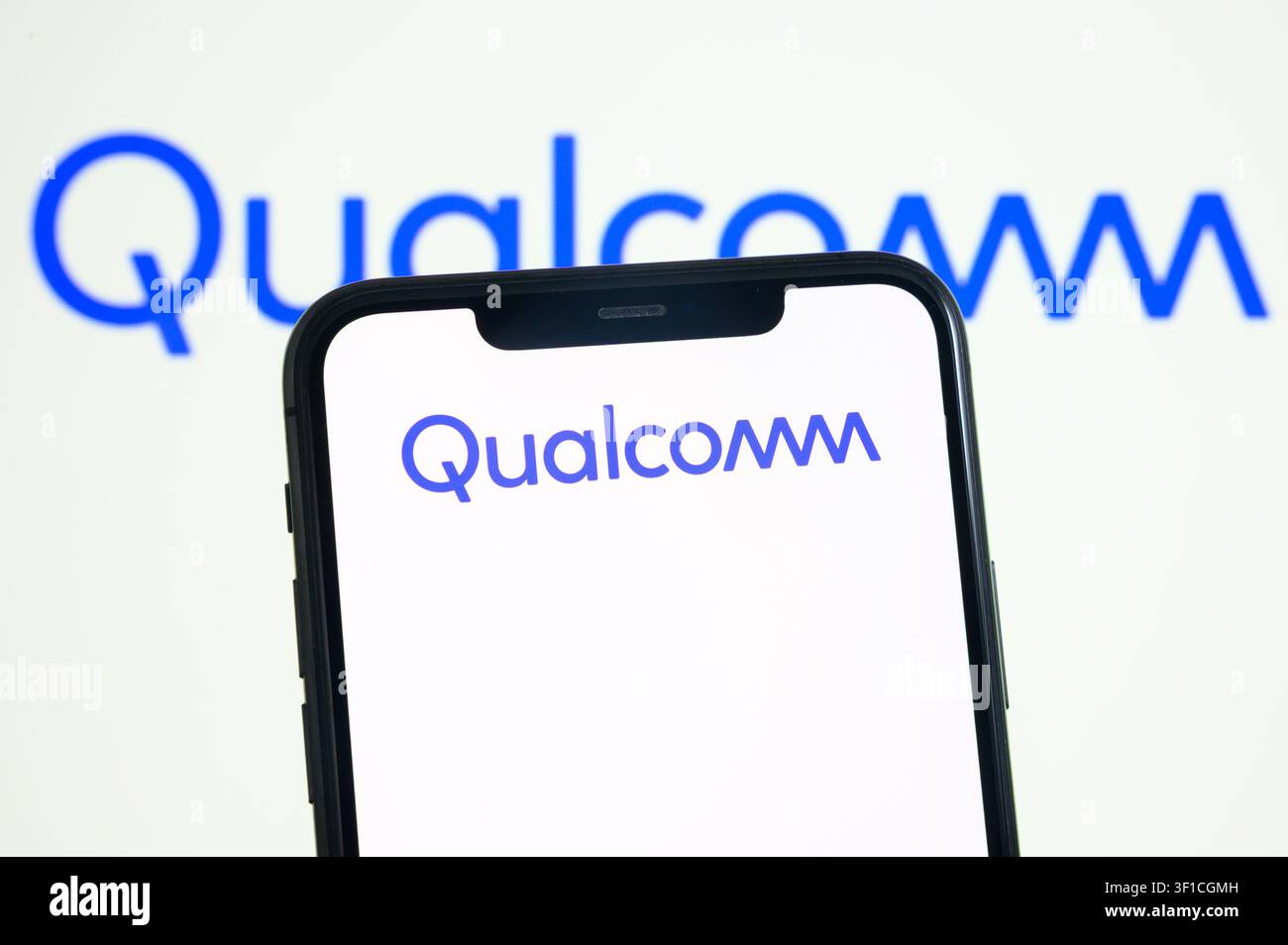 Paris, Frankreich – 12. Juli 2026: Das blaue Qualcomm-Logo für drahtlose Technologie, das auf einem Handybildschirm angezeigt wird. Stockfoto