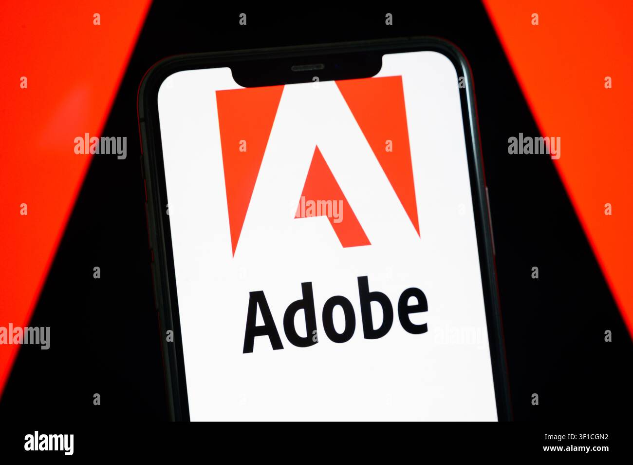 Paris, Frankreich – 12. Juli 2026: Das rote Adobe-Creative-Software-Logo, das auf einem mobilen Bildschirm angezeigt wird. Stockfoto