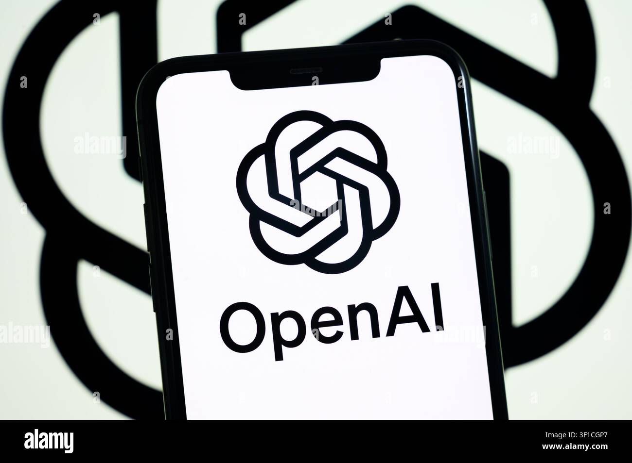 Paris, Frankreich – 12. Juli 2026: Das weiße OpenAI-Spirallogo leuchtet auf einem Smartphone-Bildschirm. Stockfoto