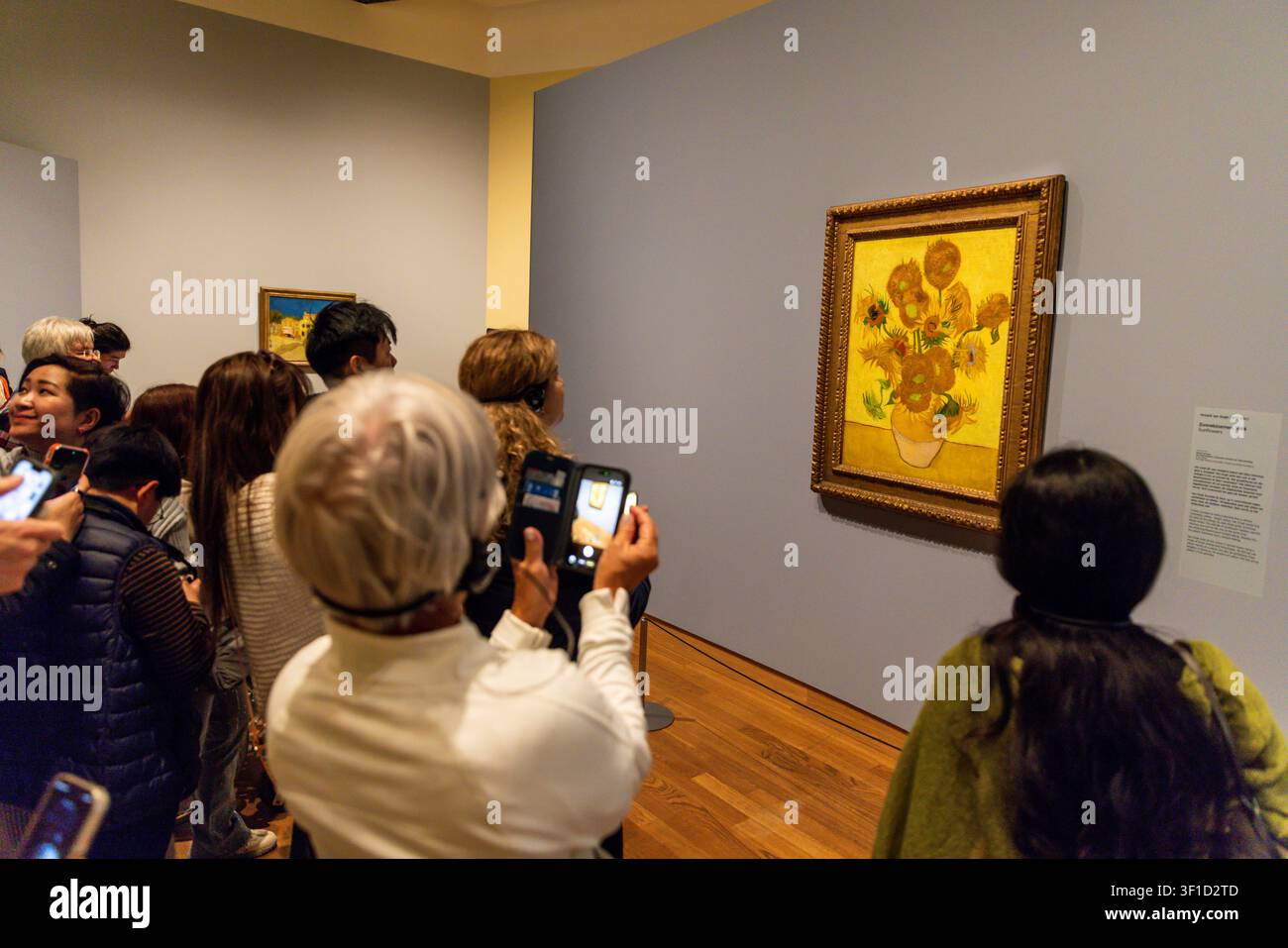 Das Van-Gogh-Museum, das sich am Museumplein in Amsterdam, Niederlande, befindet, beherbergt das umfassende Werk von Vincent Van Gogh. Stockfoto