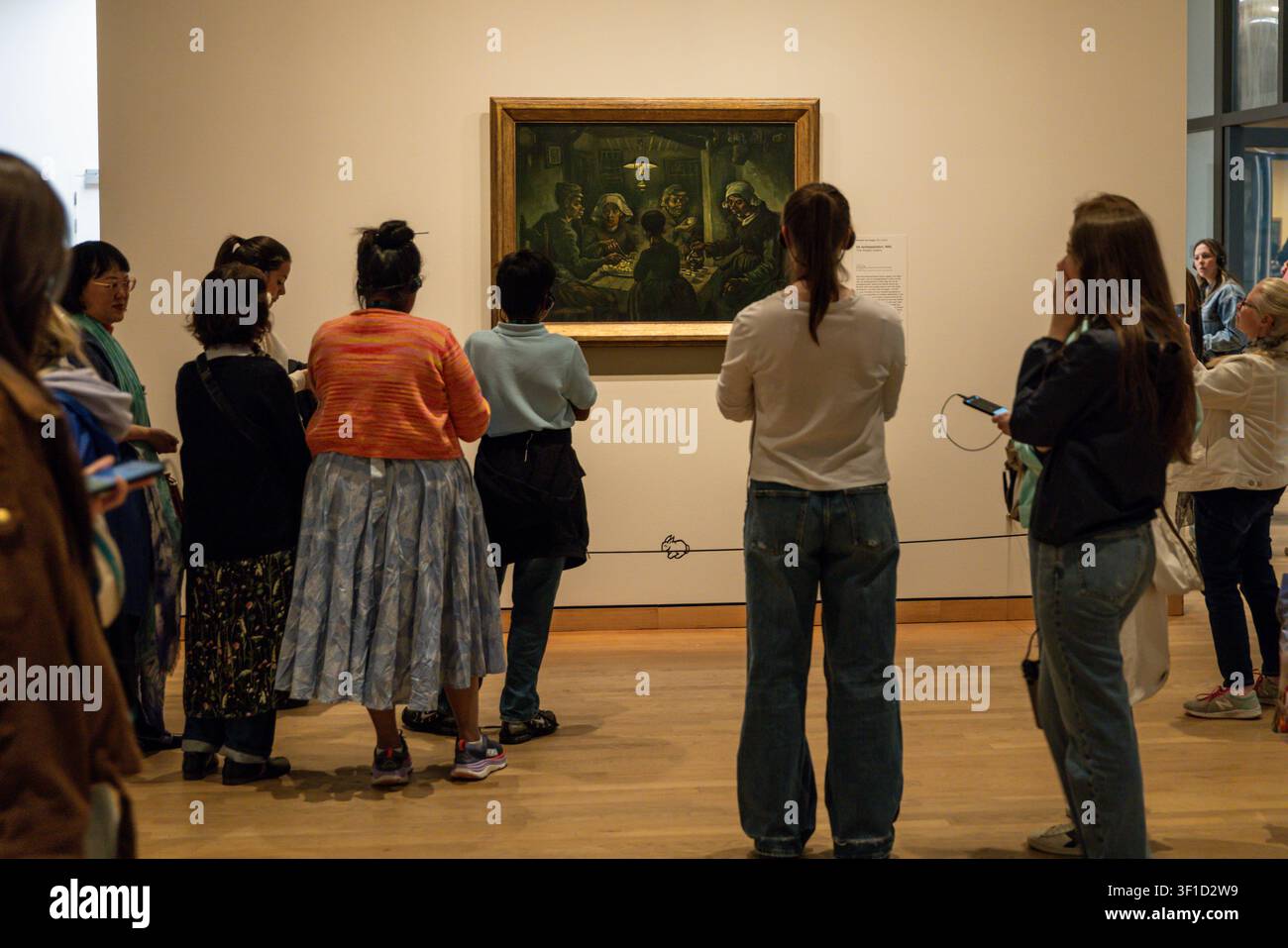 Das Van-Gogh-Museum, das sich am Museumplein in Amsterdam, Niederlande, befindet, beherbergt das umfassende Werk von Vincent Van Gogh. Stockfoto
