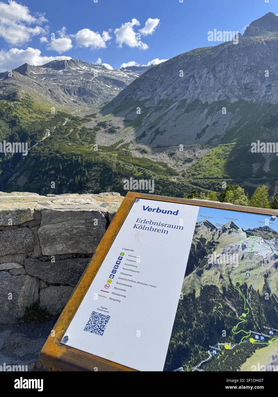Touristeninformationsschild Informationsschild über das Koelnbrein-Abenteuergebiet neben der Staudamm Talsperre Koelnbreinsperre, Malta, Kärnten, Österreich Stockfoto