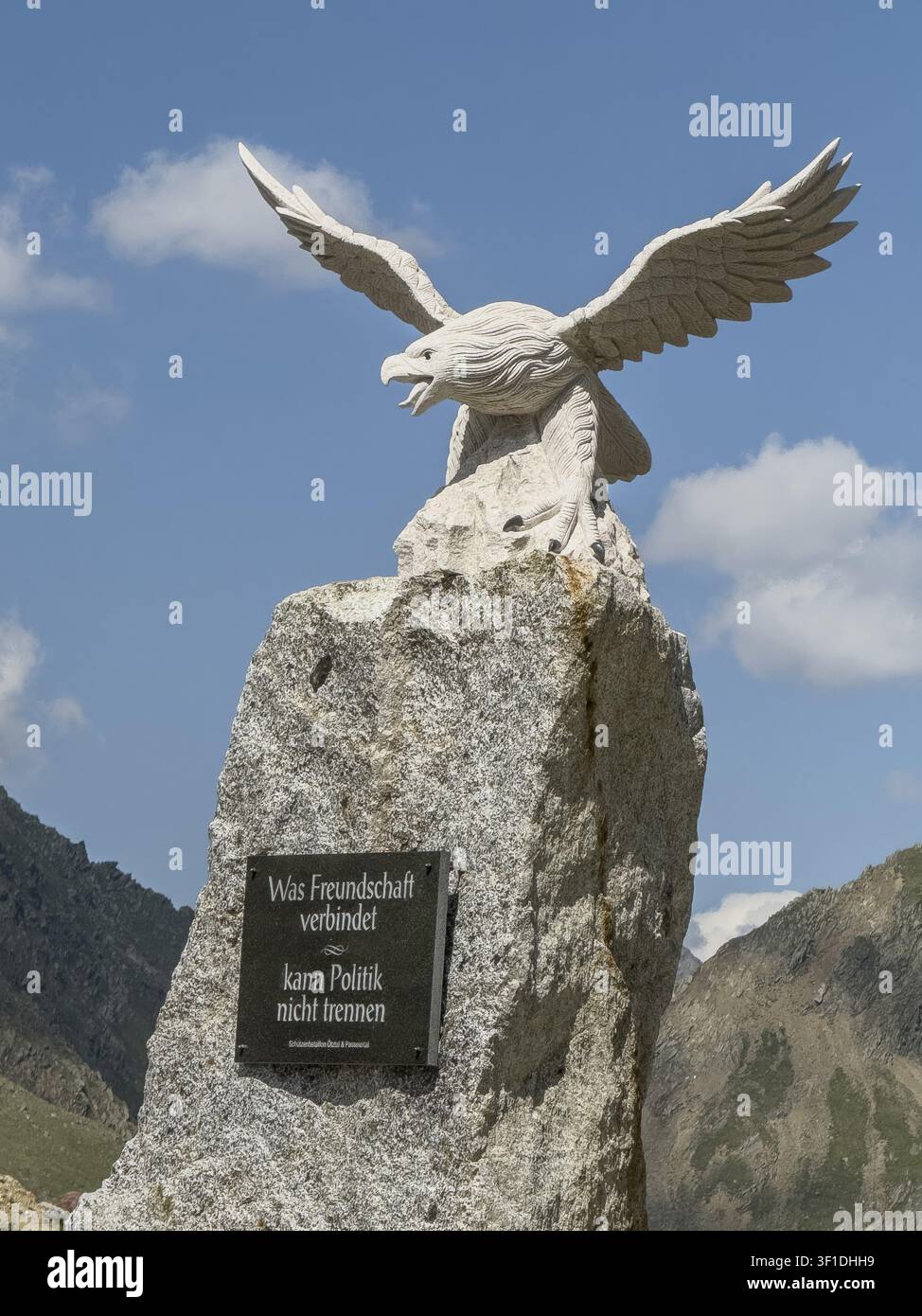 Detailliertes Foto des Adler-Denkmals Freundschaftsdenkmal mit Gedenktafel Gedenktafel am Pass Timmelsjoch Passo Rombo Passstraße heute Stockfoto