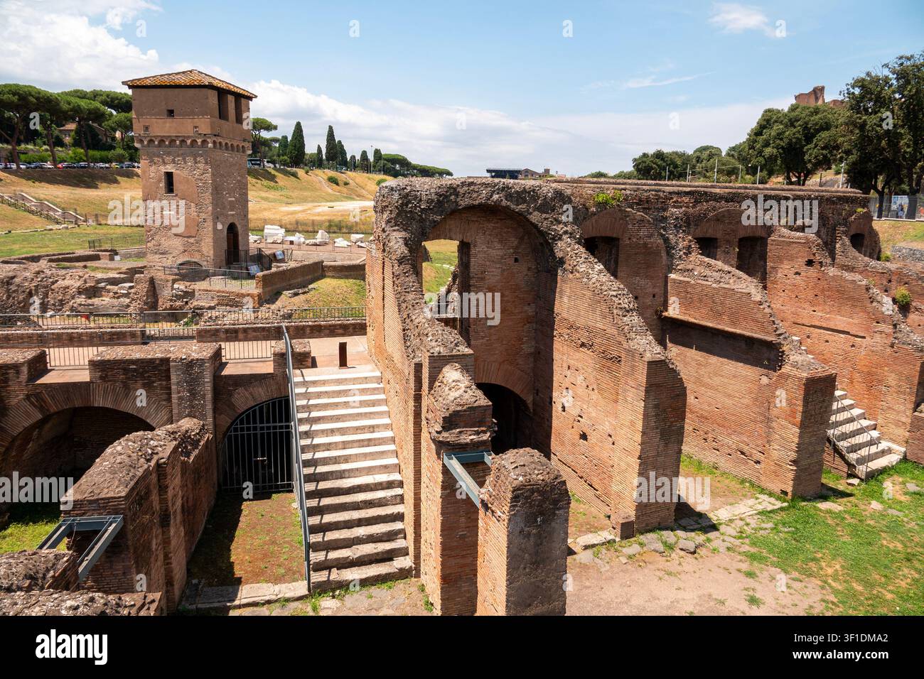 Alte Ruinen des Circus Maximus an einem sonnigen Sommertag. Der Circus Maximus war ein antikes römisches Rennstadion und Massenunterhaltungsort. Stockfoto