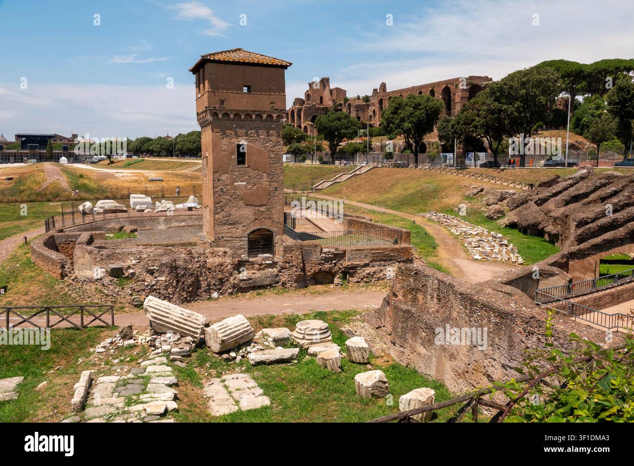 Alte Ruinen des Circus Maximus an einem sonnigen Sommertag. Der Circus Maximus war ein antikes römisches Rennstadion und Massenunterhaltungsort. Stockfoto