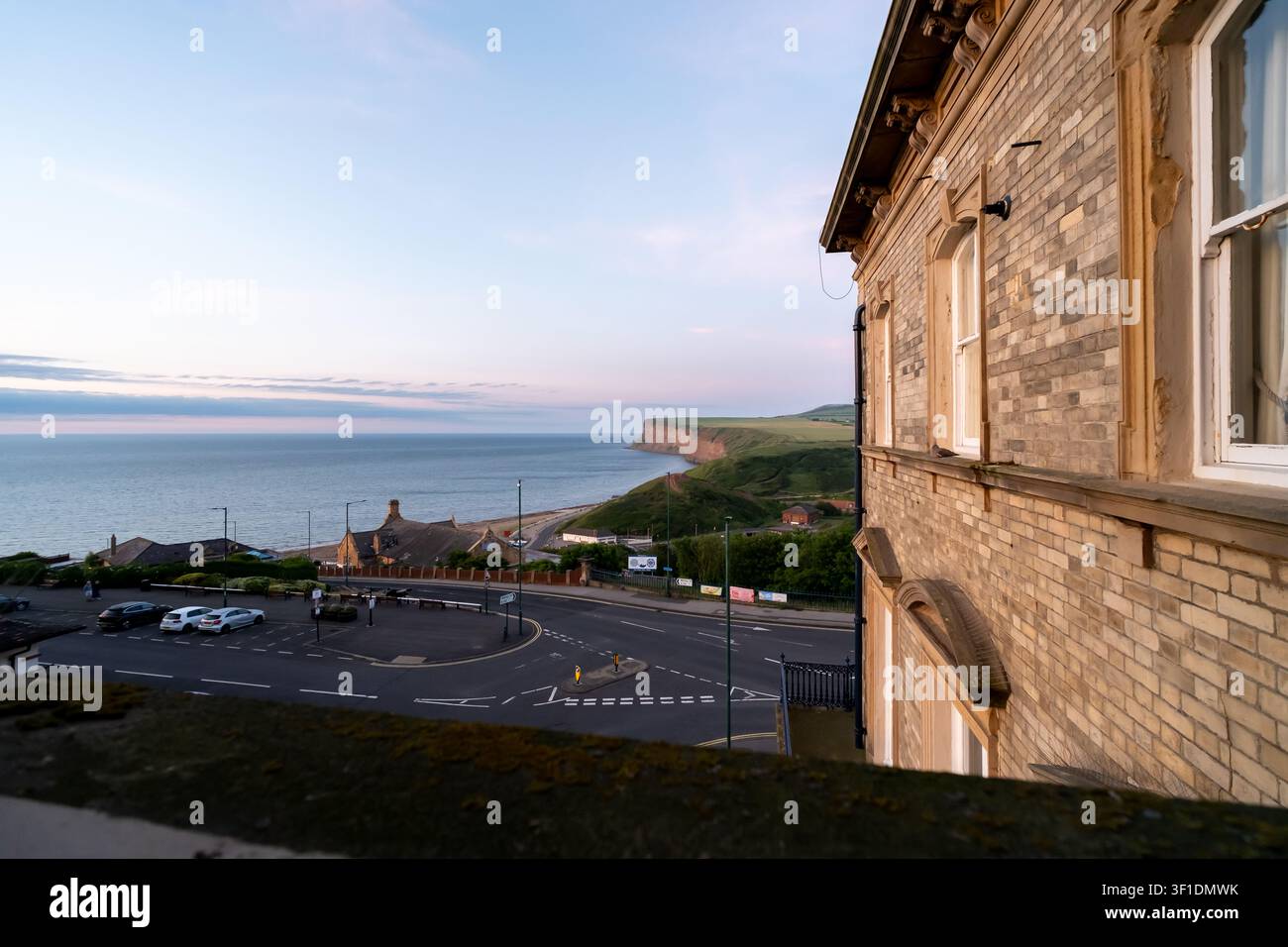 Hoch über Saltburn-by-the-Sea leuchtet die Nordostküste im warmen Licht eines Spätsommerabends, mit weitläufigen Blicken auf den Strand, die Klippen und Stockfoto