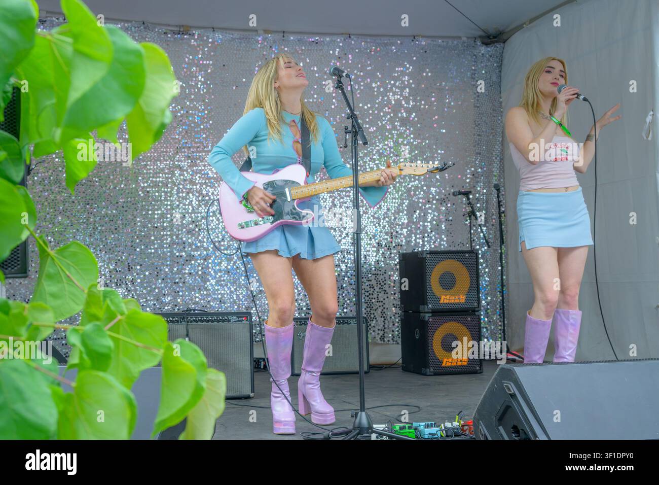 Fionn, eineiige Zwillinge, Alanna und Brianne Finn-Morris, Khatsahlano-Straßenfest, Kitsilano, Vancouver, British Columbia, Kanada Stockfoto