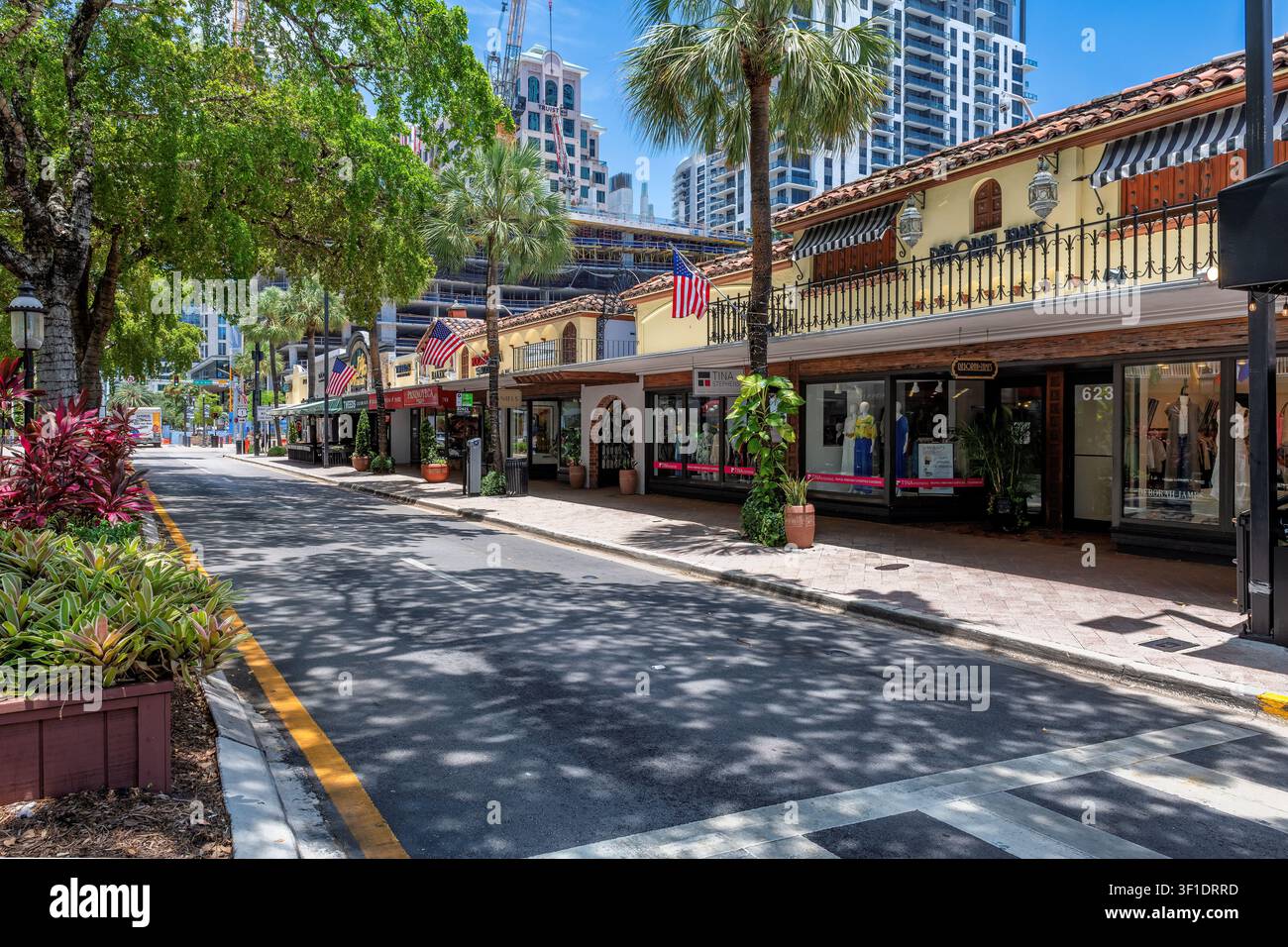 Las Olas Boulevard – ein lebendiger Treffpunkt mit Geschäften, Restaurants und Unterhaltung im Stadtzentrum von Fort Lauderdale, Florida Stockfoto