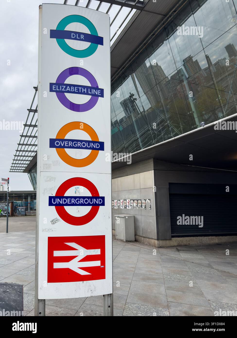 London, UK - 1. April 2026; Beschilderung mit vielen Schienenverkehrsoptionen in London Stockfoto