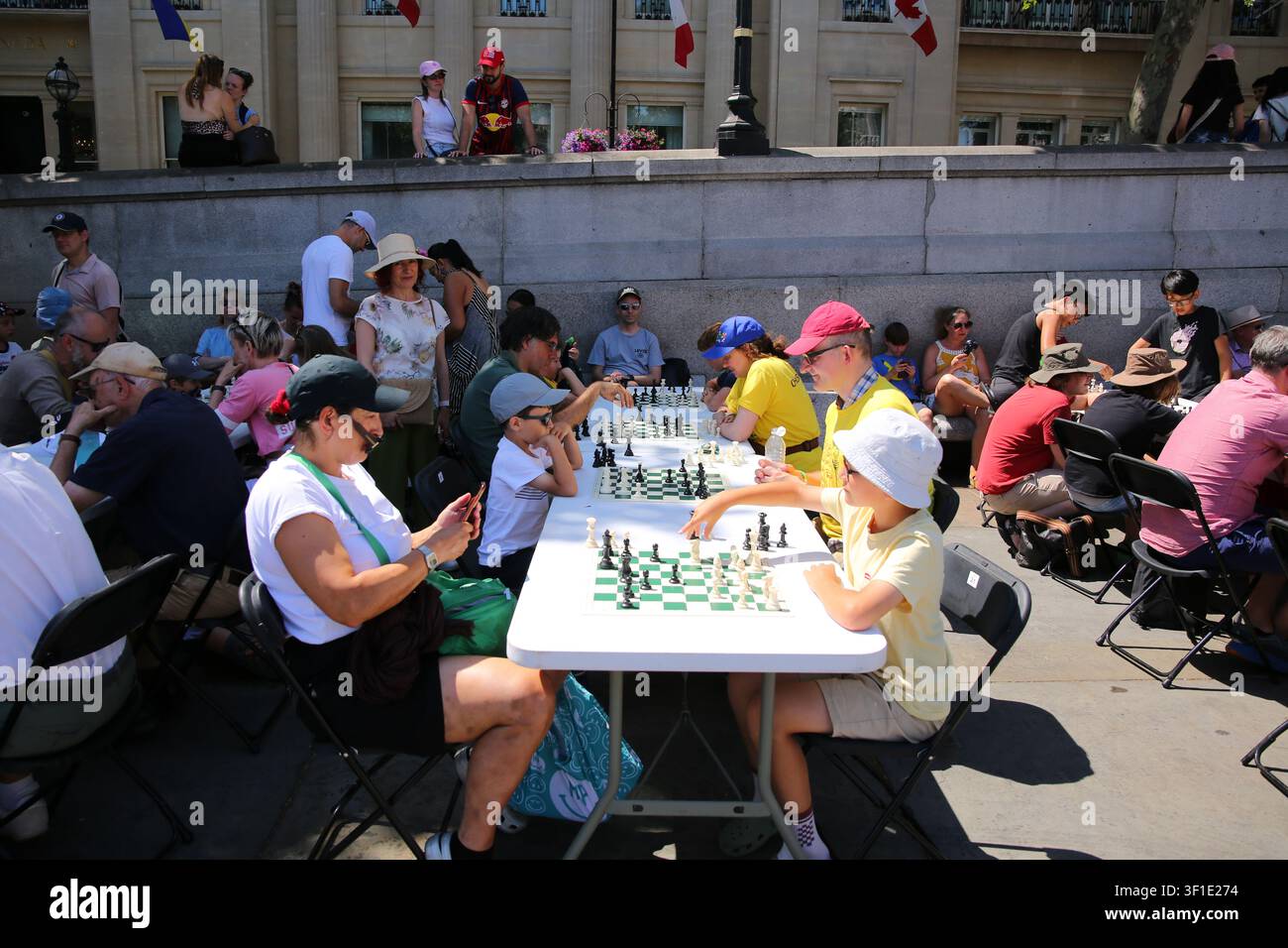 London, UK. 12. Juli 2026. Besucher nehmen an ChessFest am Trafalgar Square teil, dem größten kostenlosen einjährigen Schachfestival der UK. Die jährliche Veranstaltung bietet Schachaktivitäten für Spieler aller Altersgruppen und Fähigkeiten, einschließlich kostenloser Lektionen, riesiger Schachsets, Simultanschaus, Schnellschach und eines lebenden Schachsets mit 32 Schauspielern, die Schachfiguren darstellen. Das diesjährige Thema ist Wildtiere. Credit: Waldemar Sikora / Alamy Live News Stockfoto