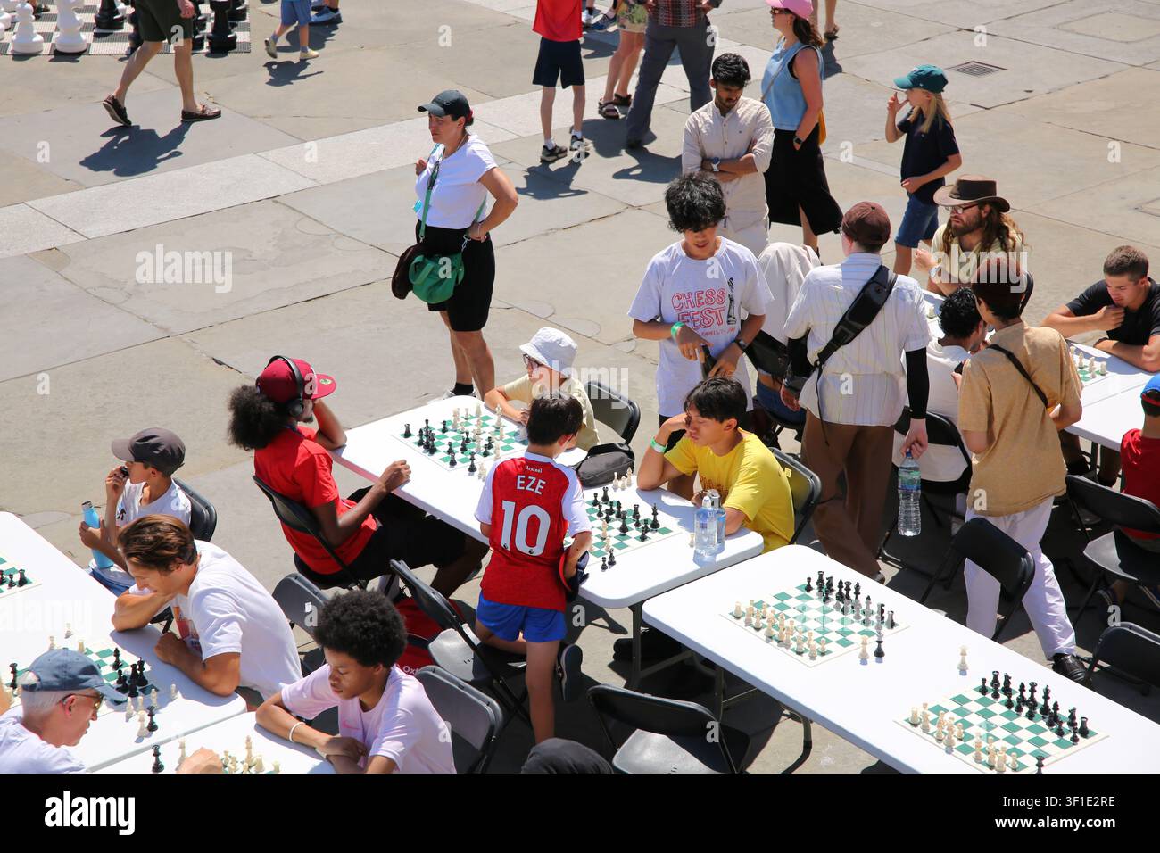 London, UK. 12. Juli 2026. Besucher nehmen an ChessFest am Trafalgar Square teil, dem größten kostenlosen einjährigen Schachfestival der UK. Die jährliche Veranstaltung bietet Schachaktivitäten für Spieler aller Altersgruppen und Fähigkeiten, einschließlich kostenloser Lektionen, riesiger Schachsets, Simultanschaus, Schnellschach und eines lebenden Schachsets mit 32 Schauspielern, die Schachfiguren darstellen. Das diesjährige Thema ist Wildtiere. Credit: Waldemar Sikora / Alamy Live News Stockfoto