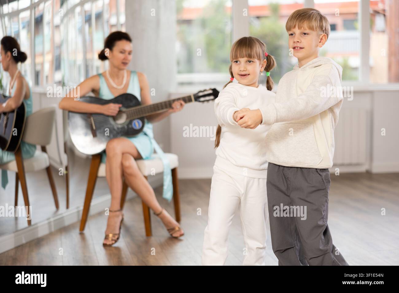 Tanzkurs für Kinder mit Live-Gitarrenmusik im Studio Stockfoto
