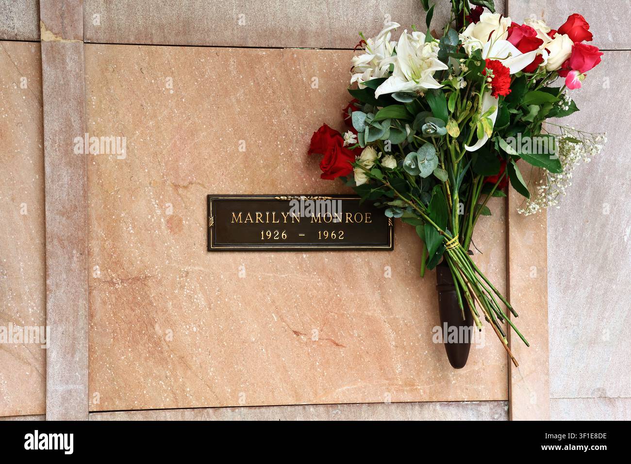 Grab von Marilyn Monroe im Pierce Brothers Westwood Village Memorial Park and Mortuary in Los Angeles Stockfoto