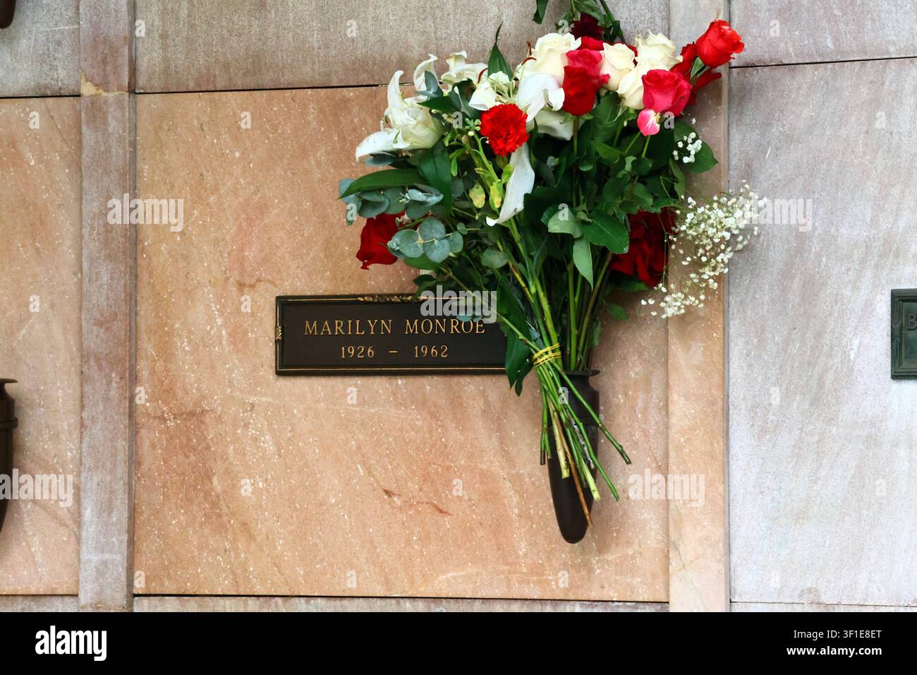 Grab von Marilyn Monroe im Pierce Brothers Westwood Village Memorial Park and Mortuary in Los Angeles Stockfoto