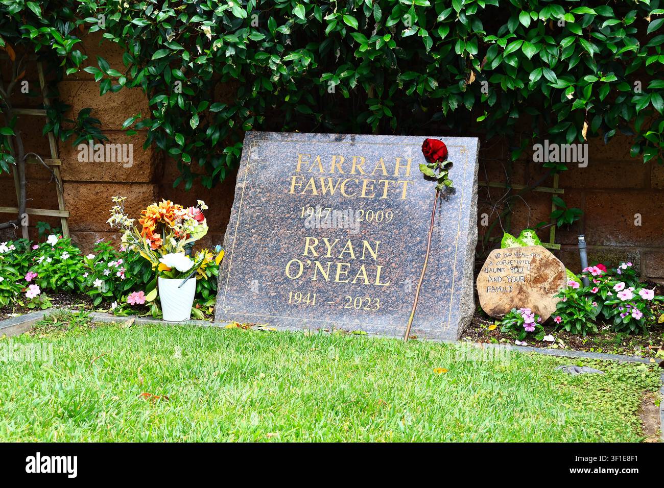Grab von Farrah Fawcett und Ryan O'Neal im Pierce Brothers Westwood Village Memorial Park and Mortuary in Los Angeles Stockfoto