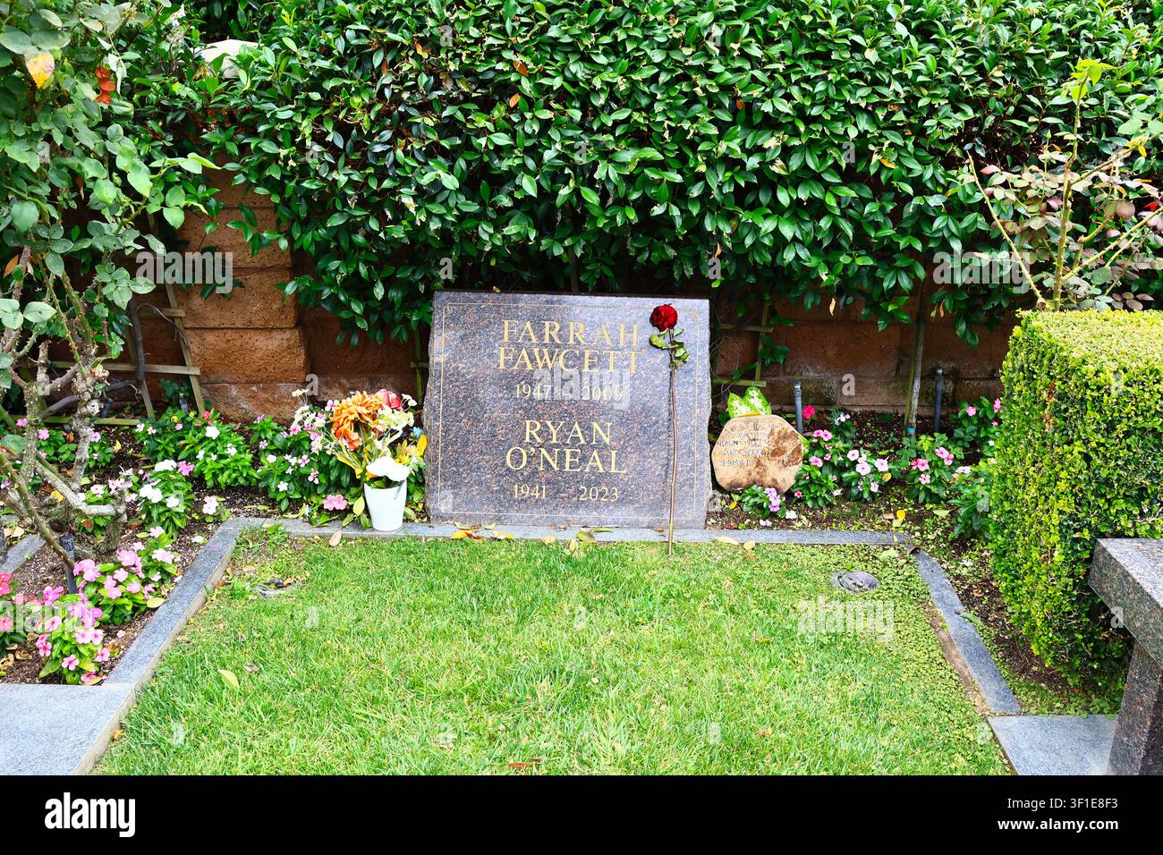 Grab von Farrah Fawcett und Ryan O'Neal im Pierce Brothers Westwood Village Memorial Park and Mortuary in Los Angeles Stockfoto
