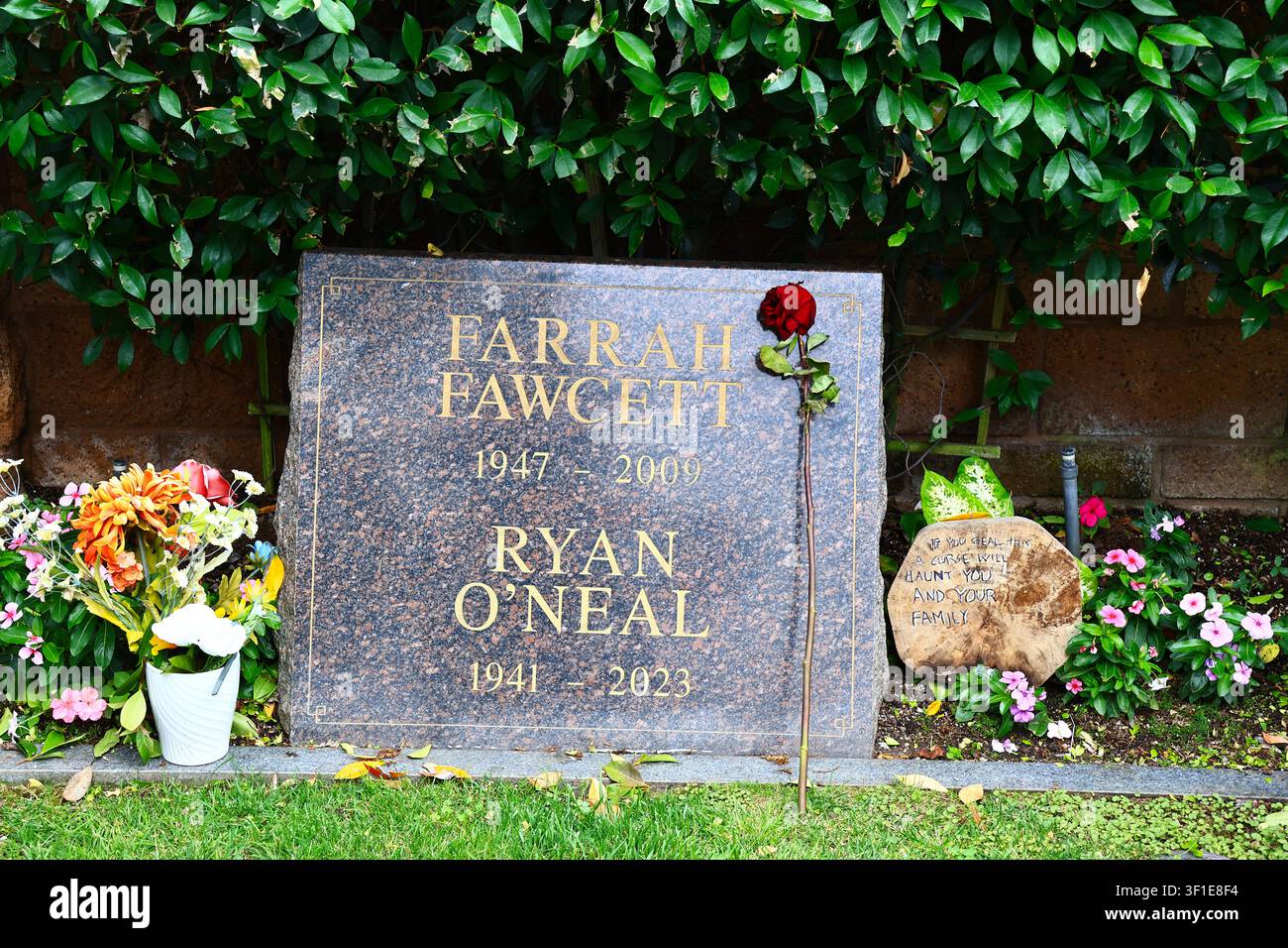 Grab von Farrah Fawcett und Ryan O'Neal im Pierce Brothers Westwood Village Memorial Park and Mortuary in Los Angeles Stockfoto