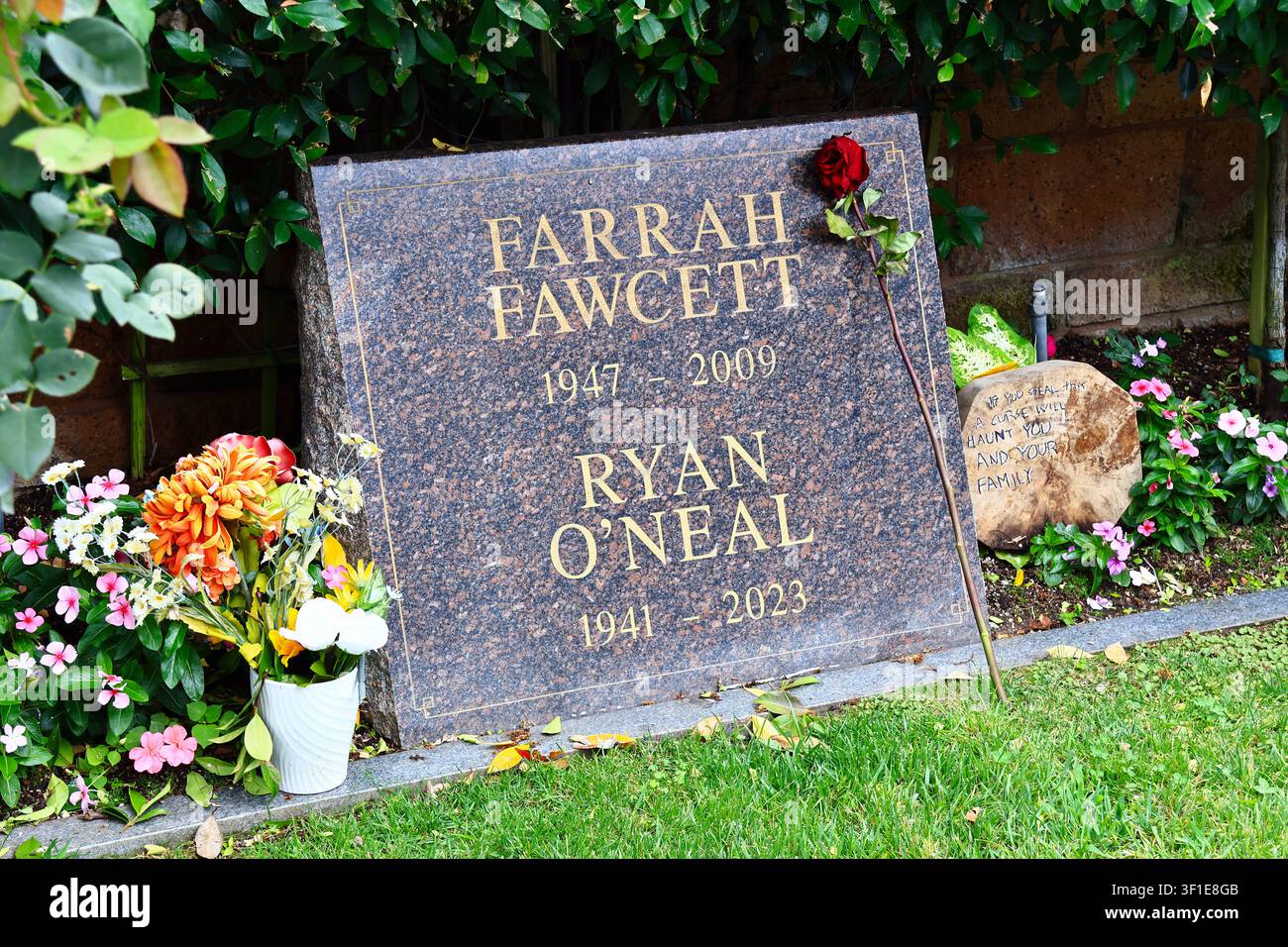Grab von Farrah Fawcett und Ryan O'Neal im Pierce Brothers Westwood Village Memorial Park and Mortuary in Los Angeles Stockfoto