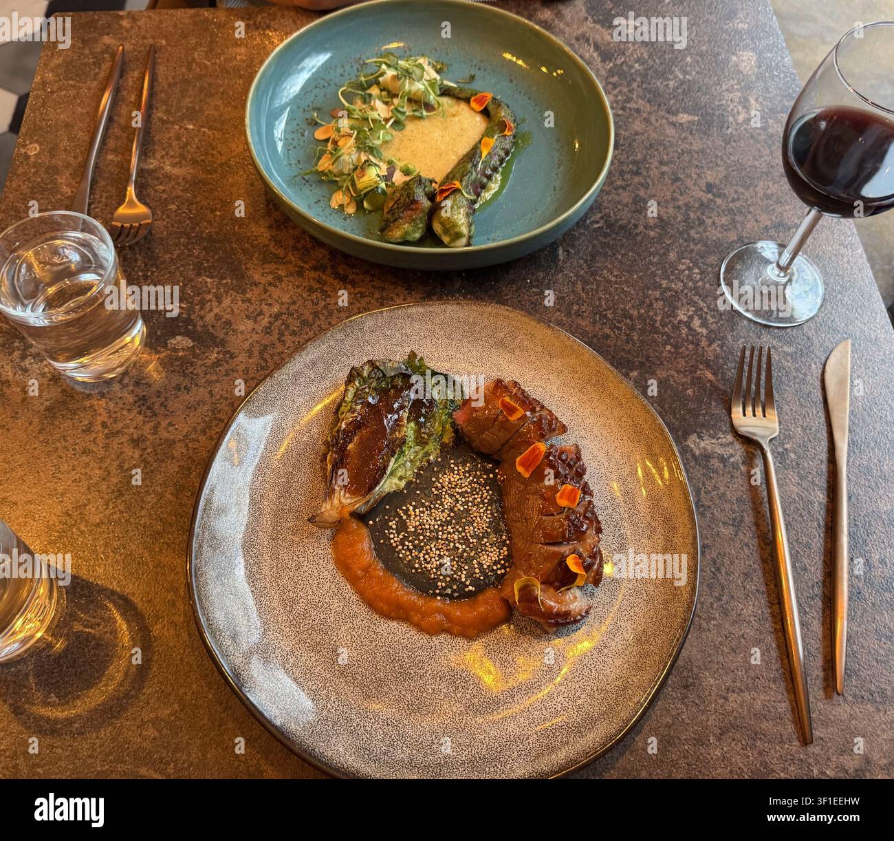 Feinschmecker-Verkostungsmenü in einem mit einem Michelin-Stern ausgezeichneten Restaurant in Paris, Frankreich. Stockfoto
