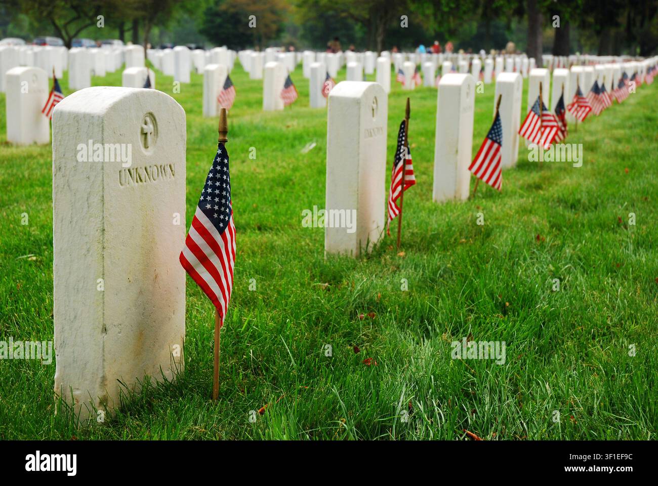 Gräber unbekannter Soldaten sind mit amerikanischen Flaggen auf einem Nationalfriedhof am Gedenktag geschmückt Stockfoto
